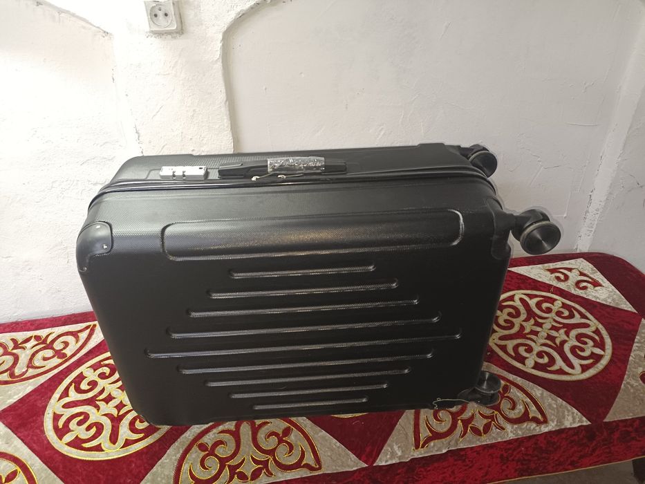продам чемодан большой 70см 12000т