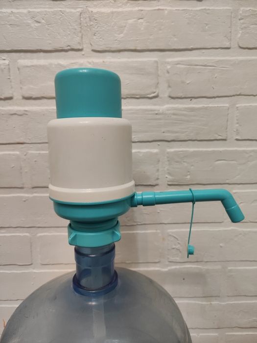 Бутыль для воды 19 л. Помпа для воды - 2500 тенге .