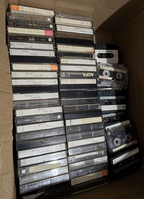 83 de casete, pentru reînregistrare.