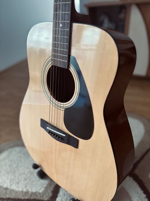 Chitara acustica Yamaha F310P + stativ, set corzi noi, capodastru & accesorii (Stare Impecabila)