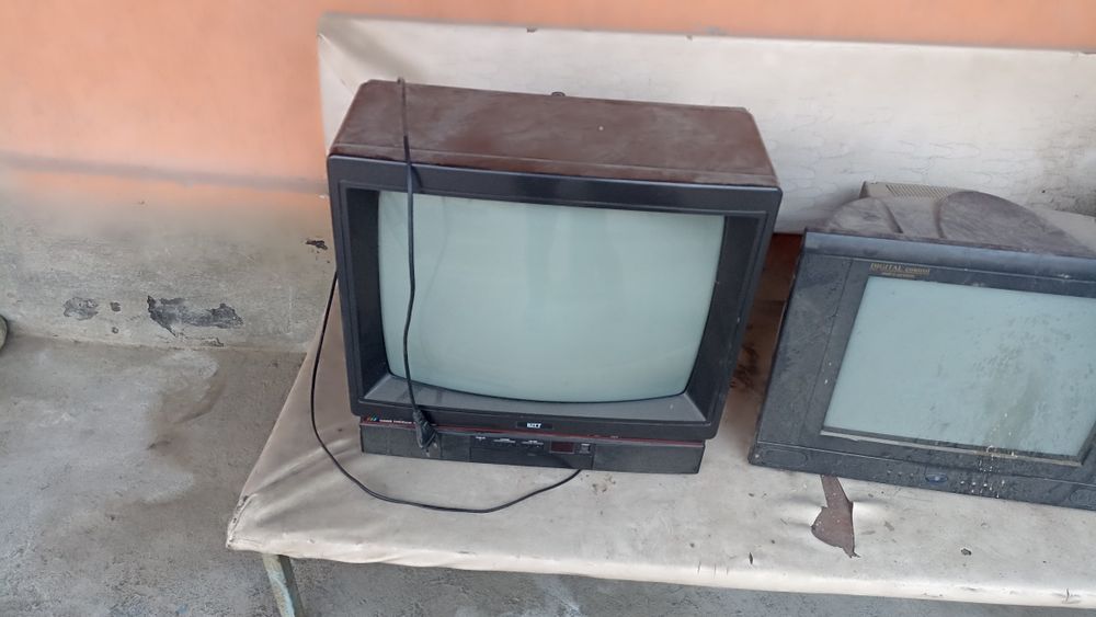 Telivizor 3 ta 1 tasi ishlediqolganiga nima boʻlganini bilmiman