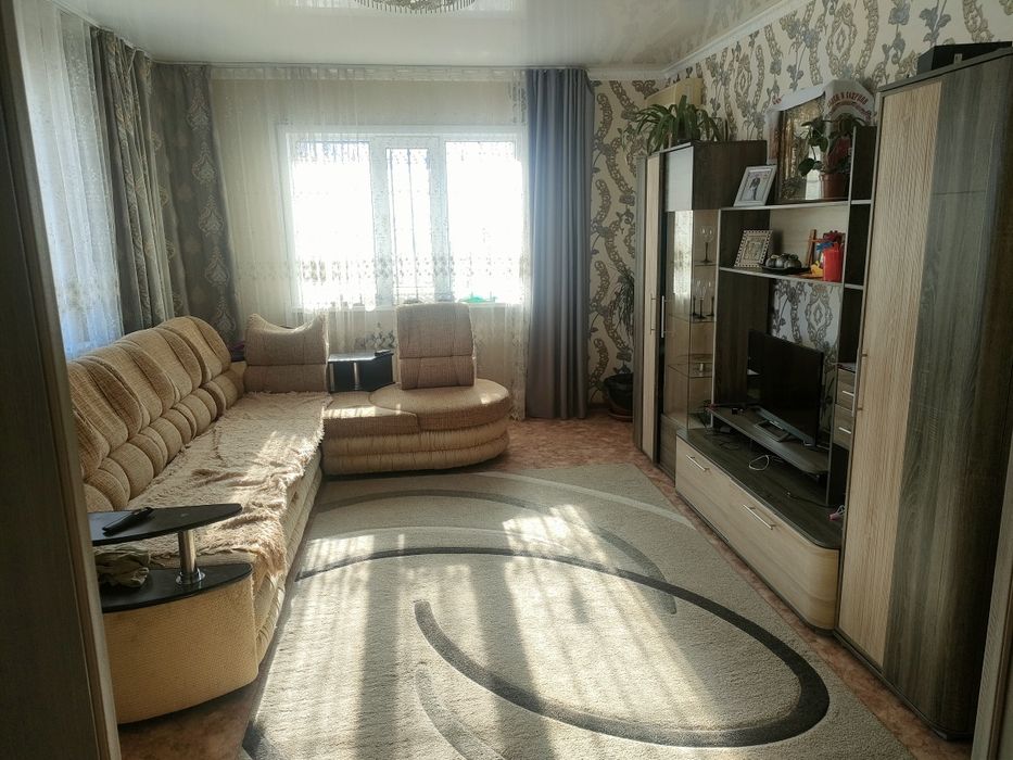 Диван ,стенка,палас