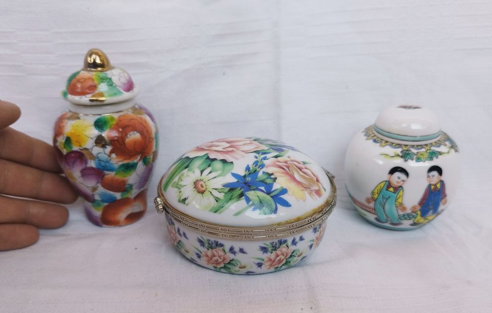 Lot cutie pentru bijuteri si recipiente din porțelan, colectia Regency