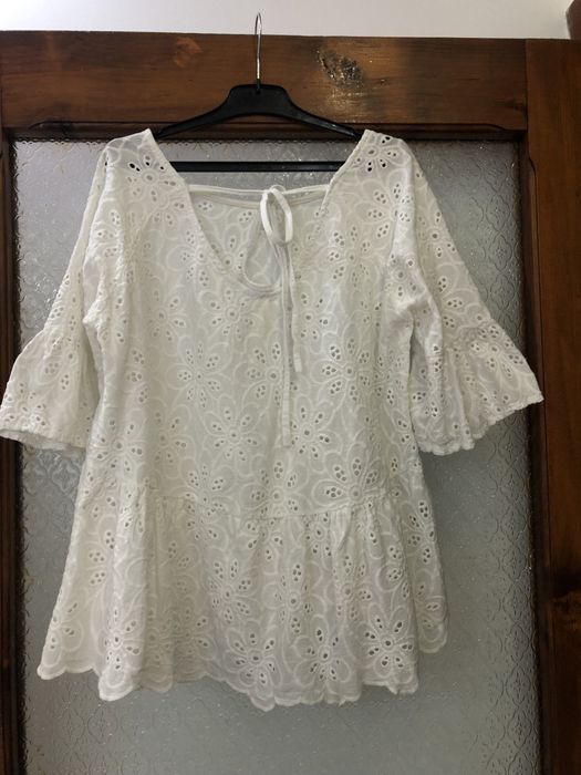 Bluză elegantă cu broderie florală și spate decupat, mărimea 34