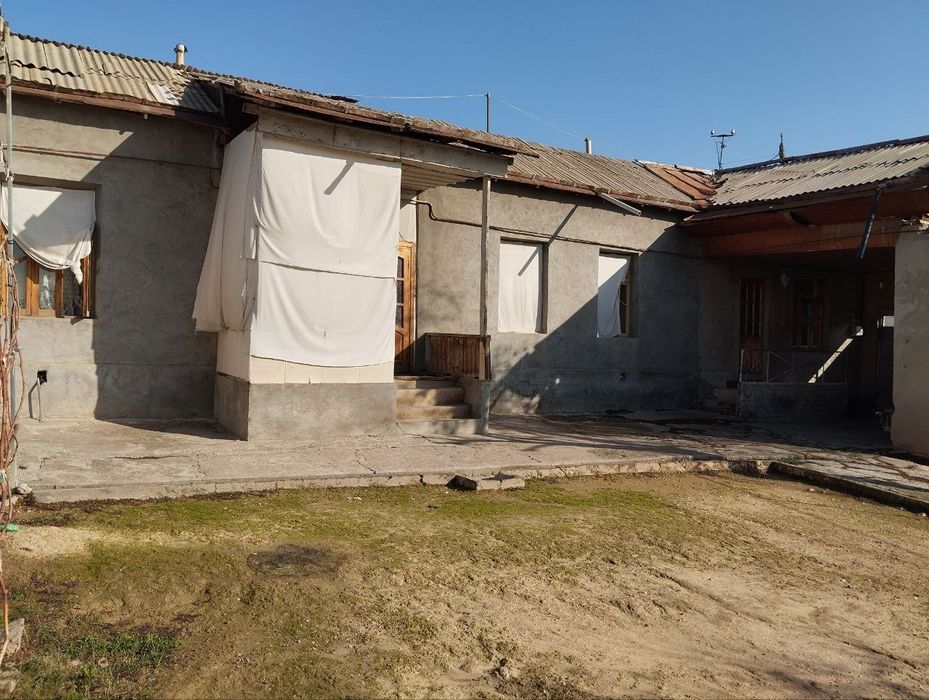 Uy sotiladi Narxi sotixiga 14.000$ Dan yana kelishiladi jami 14.4sotix