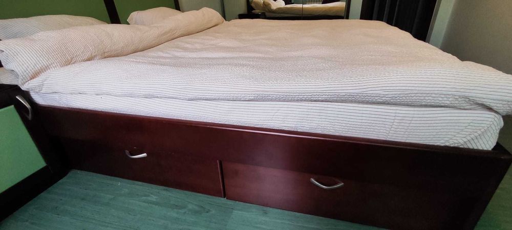 Стилна спалня с чекмеджета за съхранение + нощни шкафчета