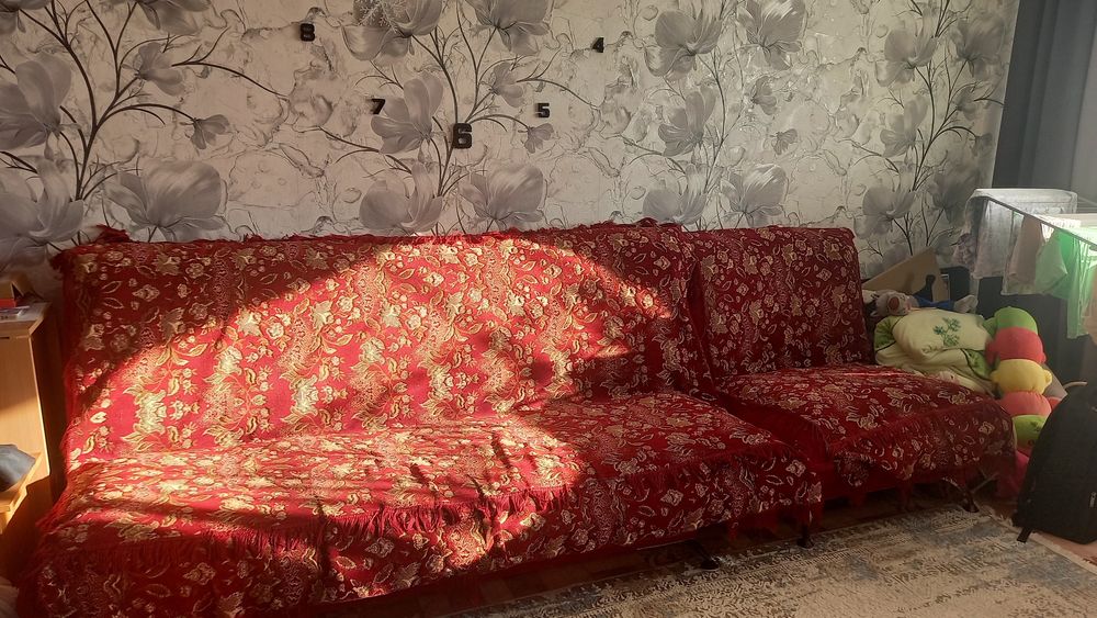 Диван с двумя креслами