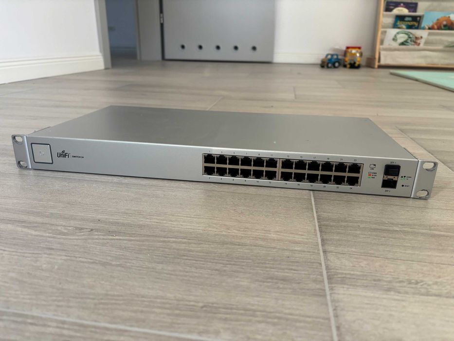 Switch Ubiquiti Unifi US-24 - Management, Layer 2, 24 porturi RJ45 gigabit, 2 porturi SPF