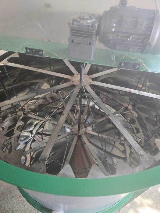 Центрофуга за вадене на мед