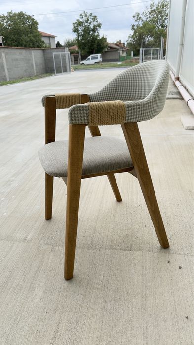 Дървени столове с тапицерия