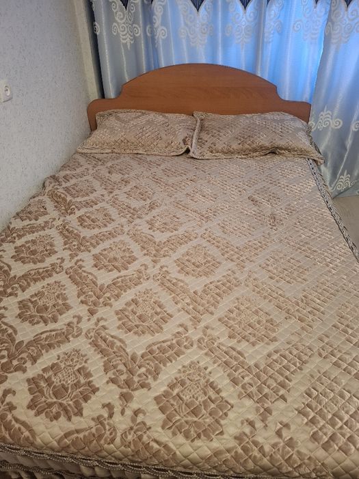 Продаю кровать с матрасом