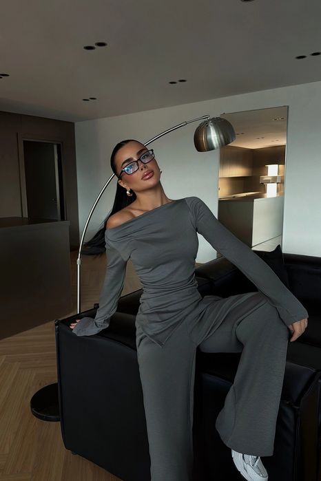 Дамски сив сет от две части – блуза с асиметричен дизайн и панталон