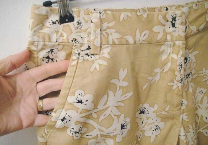 Pantaloni scurti VanHeusen,marimea 14/42,stare f buna