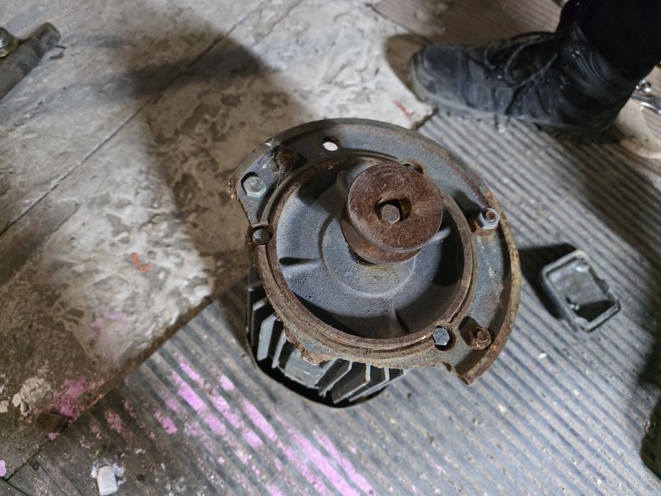 Продам 2 электро двигателя