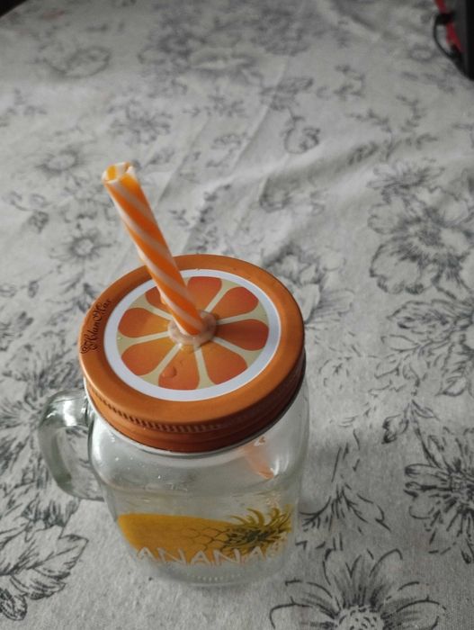 Кружка с трубочкой для напитков.