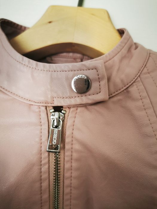 Vând geaca Guess impecabila piele ecologica nude