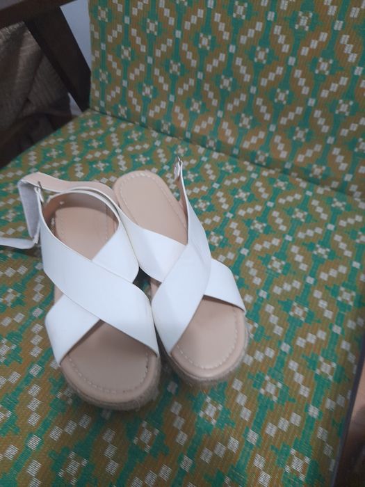 Sandale albe superbi 38-39