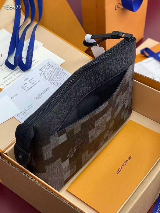 Чанта Louis Vuitton Takeoff Pouch