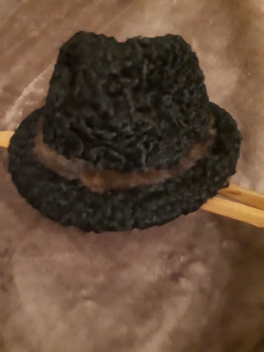 Haina neagră de blană astrahan cu gulerul de nurca + pălărie asortata