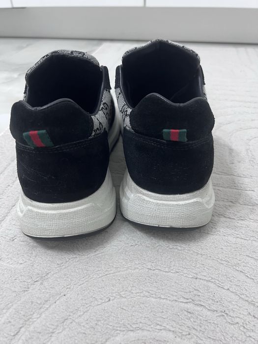 Adidasi gucci.