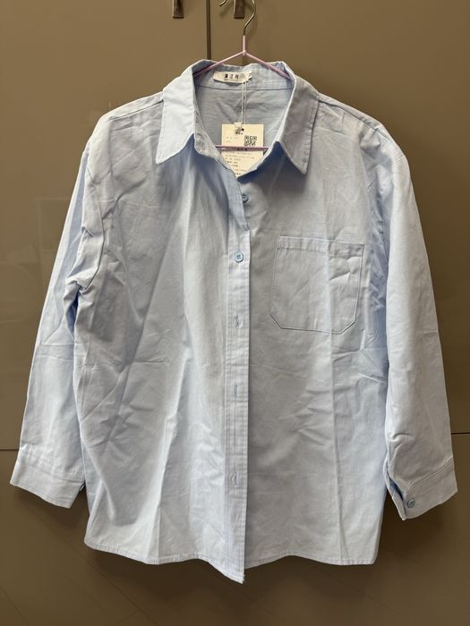 Рубашка голубая.