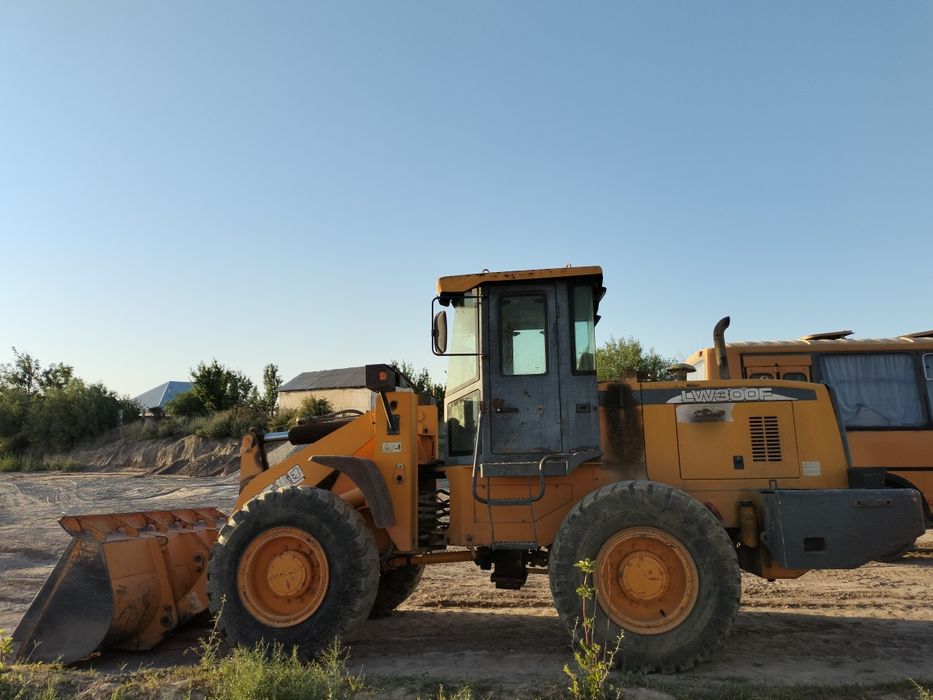 Погрузчик LW300F