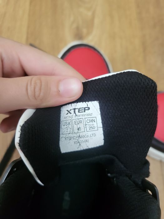 Продам кроссовки XTEP