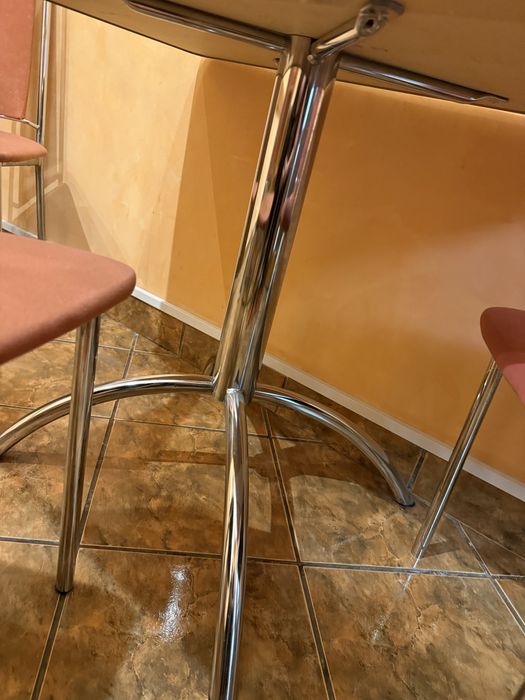 Masa de bucatarie si 3 scaune tapitate