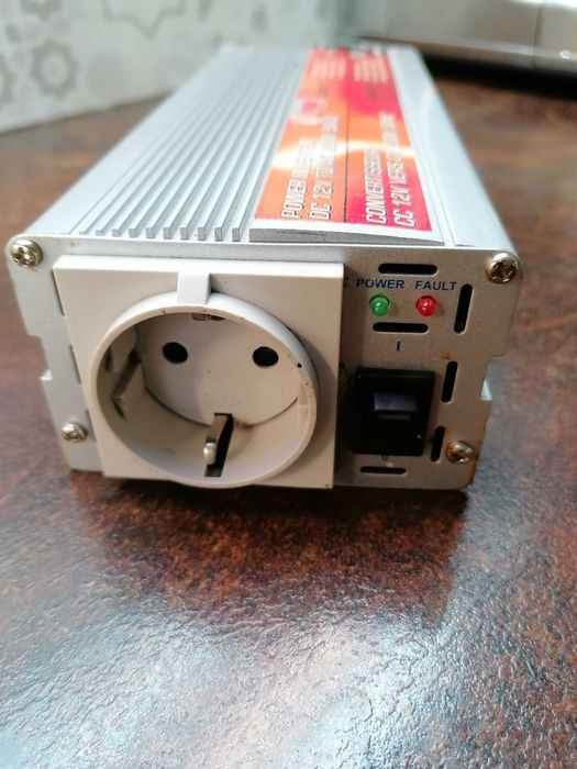 Invertor tensiune 12 V - 220 V 600 W