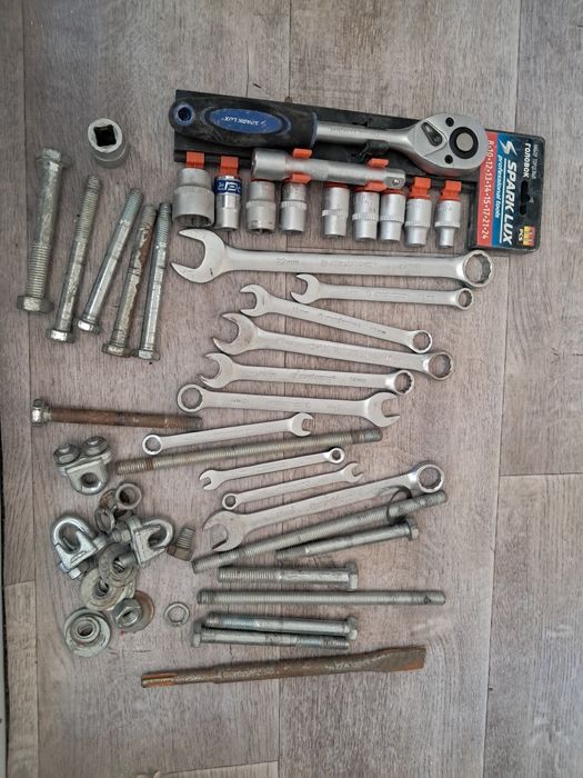 Набор ключей, болты, гайки