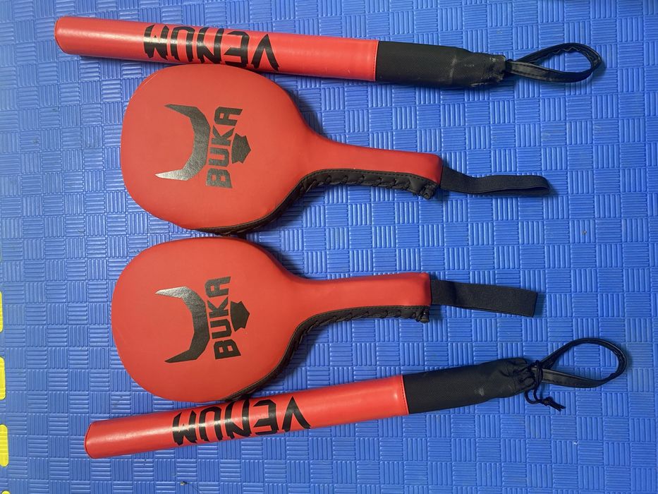 Боксерские перчатки , лапы, инвентарь.