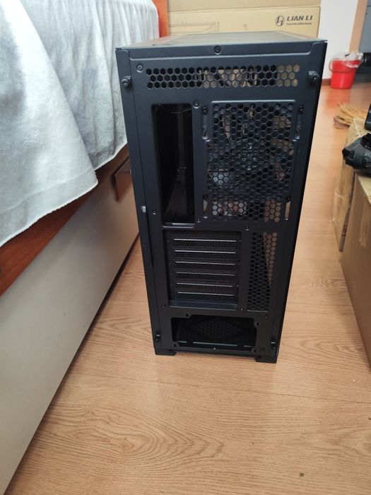 Продам корпус Lian Li Lancool 215