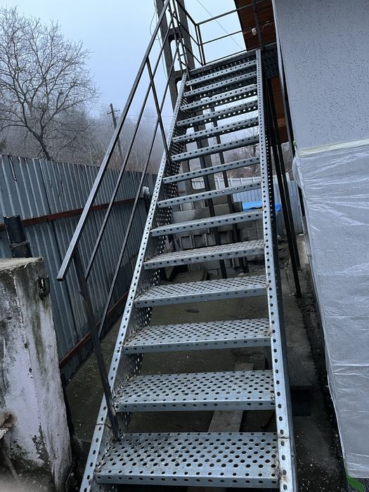 Scări metalice zincate