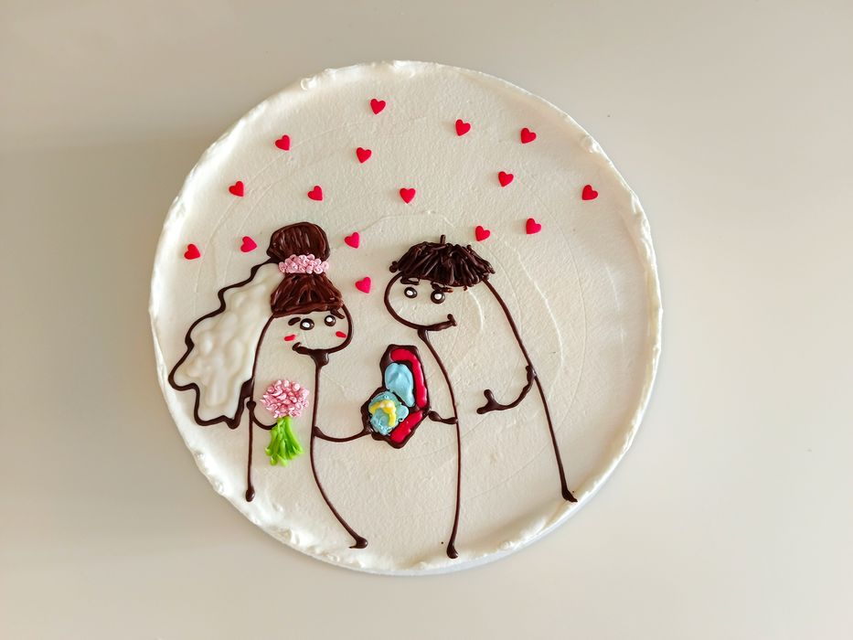 Торты с шоколадными рисунками и печатью.