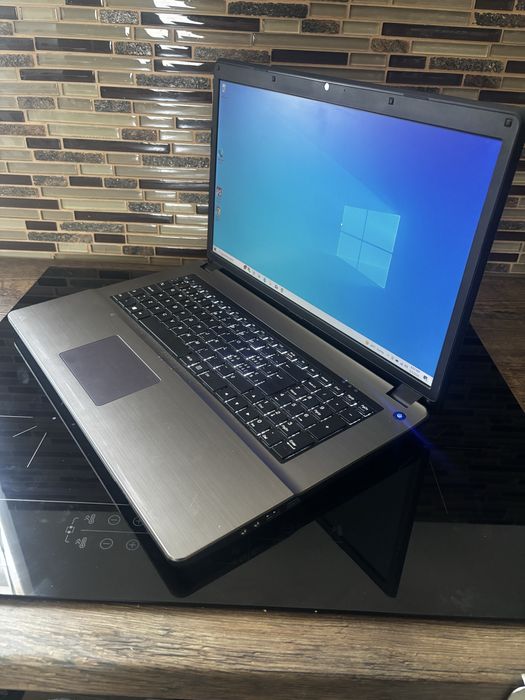 Laptop 17,3 ideal filme• i5-6300HQ • Taste luminate• Baterie cu 9% uzura ( 3-4 ore)
