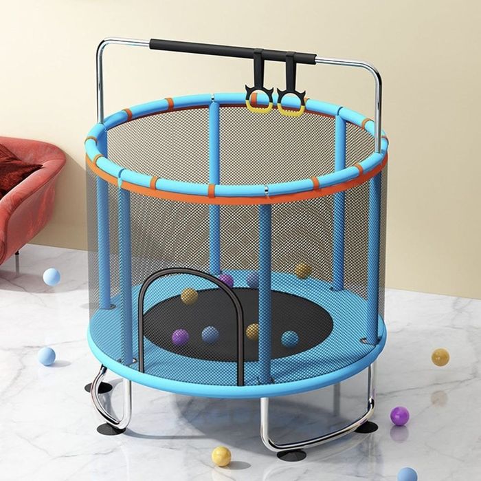 Батут с металлическим каркасом. Даставка есть.