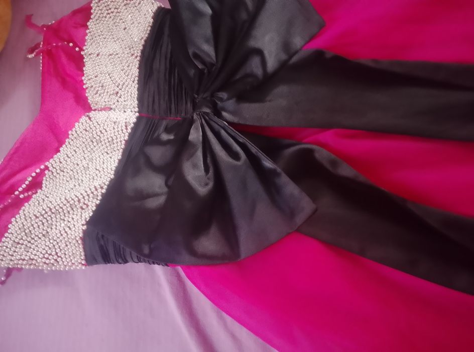 Rochie de prințesă de culoare roz, perfectă pentru ocazii speciale. Fabricată din materiale de calitate, această rochie adaugă un aer regal