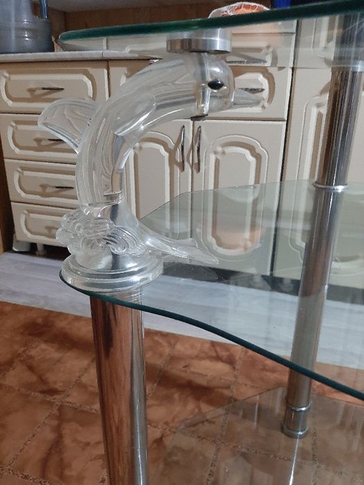 Стол стеклянный на дельфинчиках