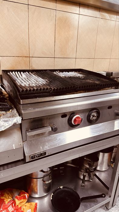 Grill cu roca vulcanica pe gaz