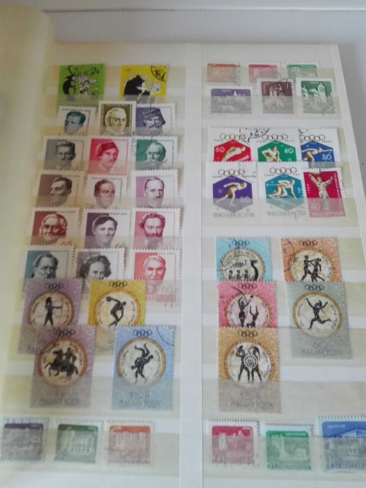 Класьор с марки и стар конски бъкел .