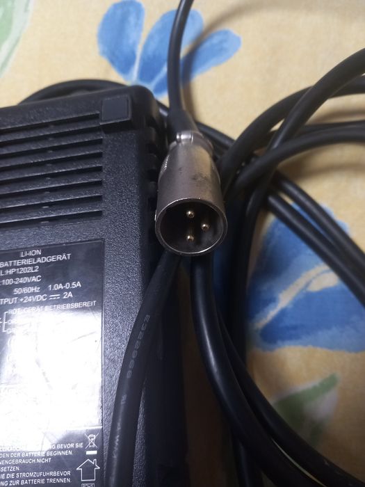 Vând încărcător bicicleta electrica