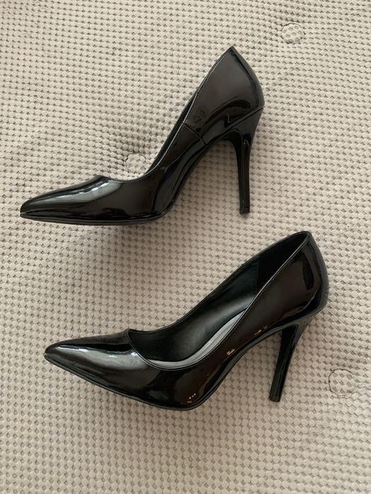 Черни лачени обувки с висок ток