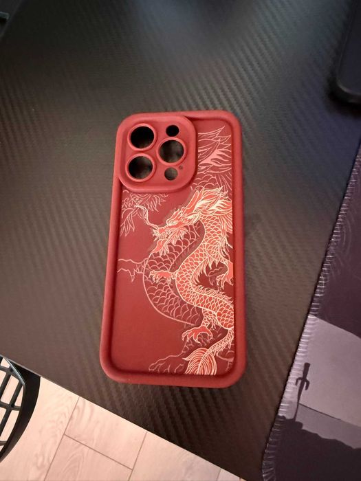 Продавам калъф за Iphone 15/15 pro Червен Дракон