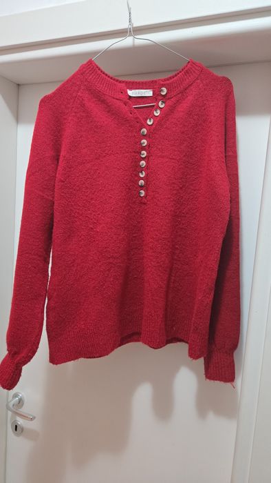 Pulover rosu cu nasturi la gat