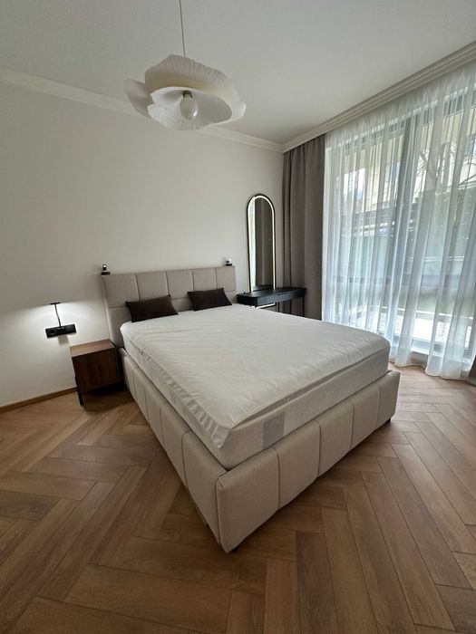 Дава се под наем обзаведен двустаен апартамент със собствен двор