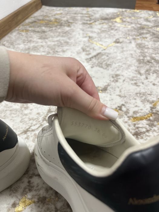 adidasi Alexander McQueen purtati cu urme de uzura