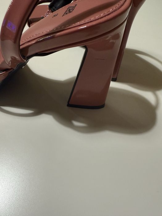 Сандали на ток от ZARA