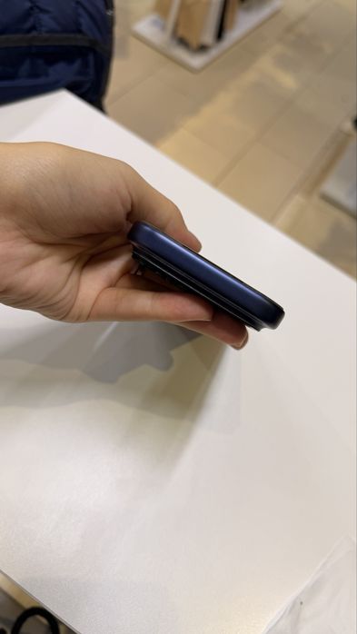 Продам Iphone 17 pro синий с гарантией