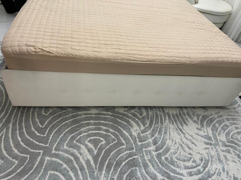 Кровать спальная