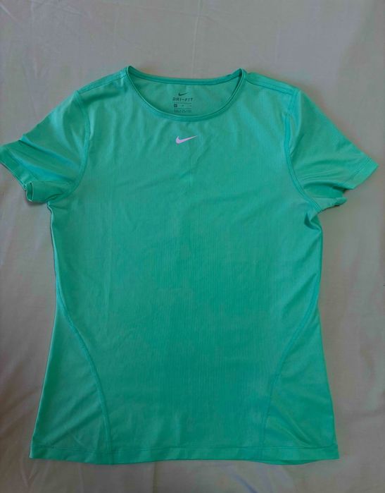 Дамска тениска Nike Dri-Fit (Размер M)